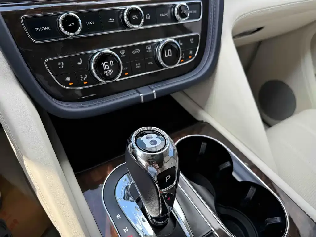 Bentley Bentayga — фото 10