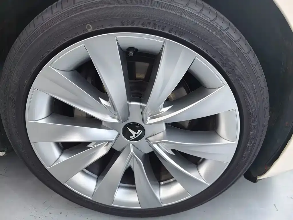 Tesla Model 3 — фото 10