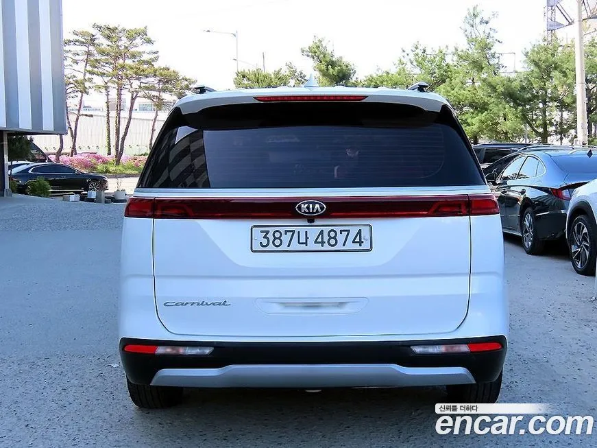 Kia Carnival — фото 10