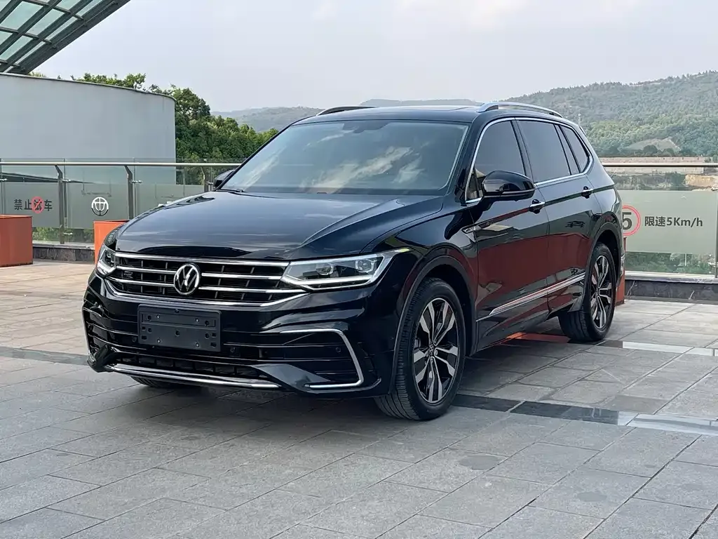 Volkswagen Tiguan L — фото 1