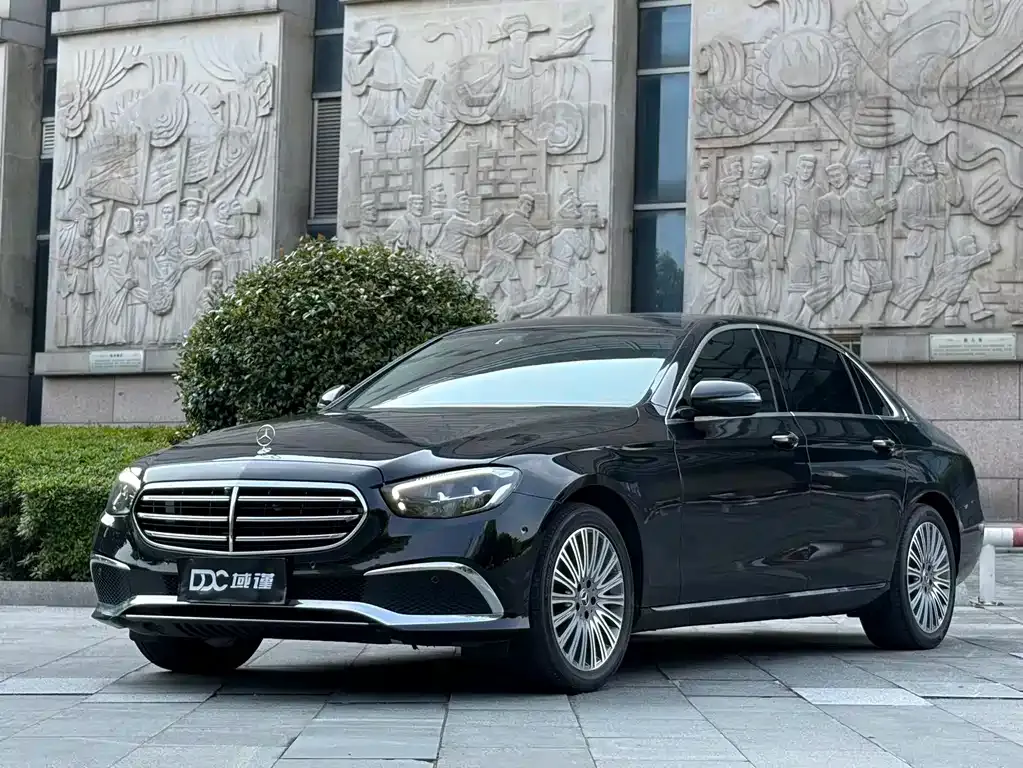 Mercedes-Benz E-Class — фото 1