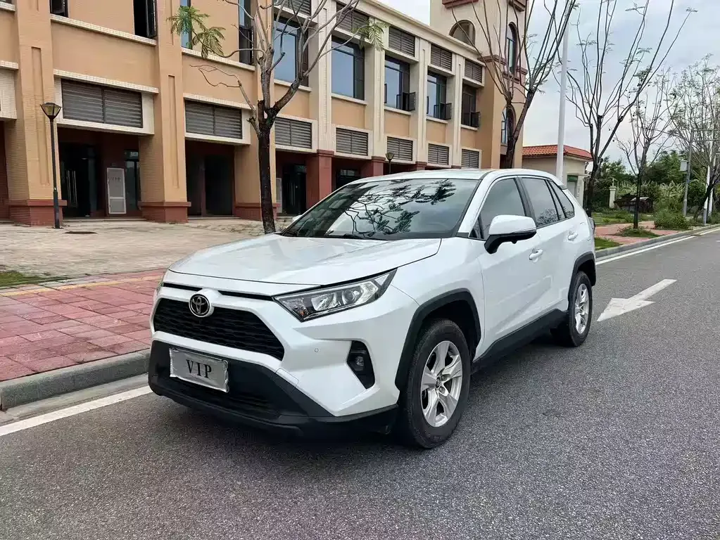Toyota RAV4 — фото 1