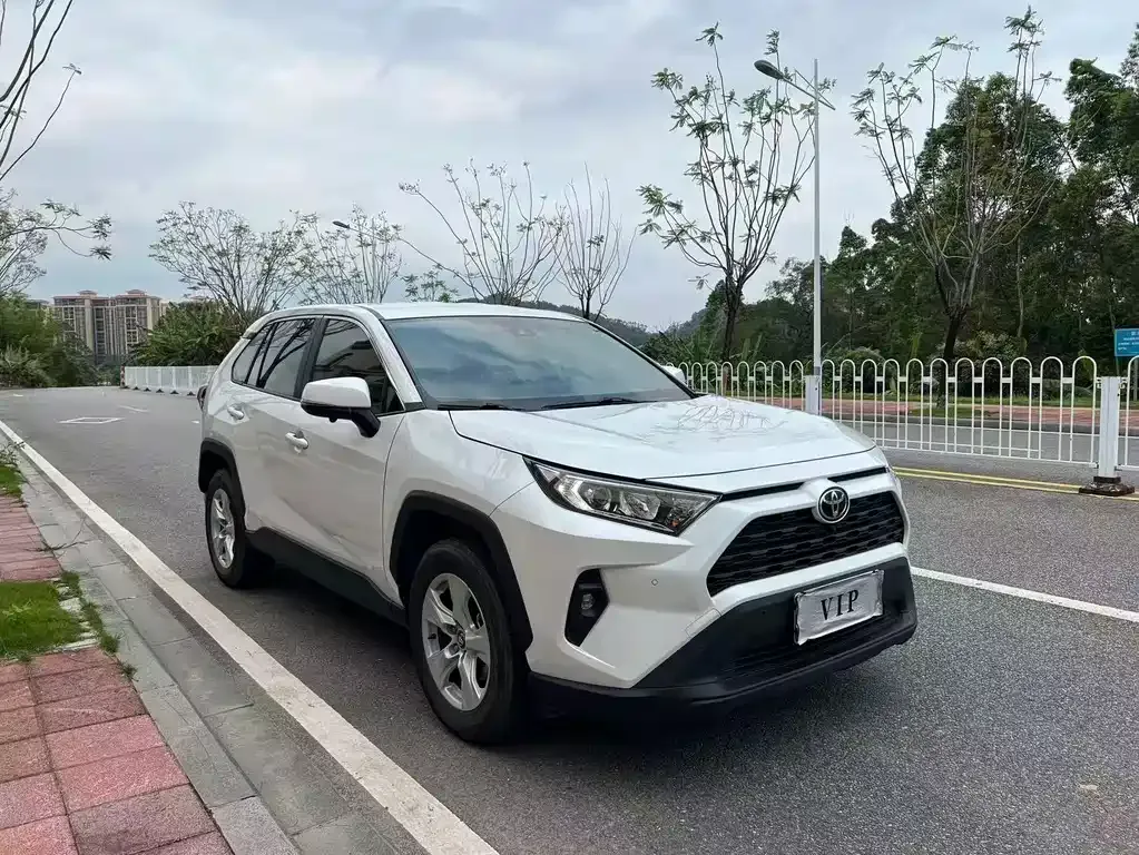 Toyota RAV4 — фото 7