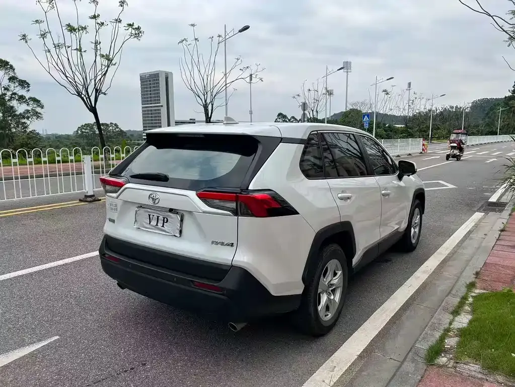 Toyota RAV4 — фото 6