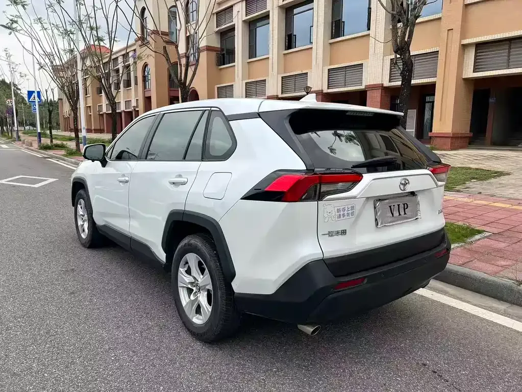 Toyota RAV4 — фото 9