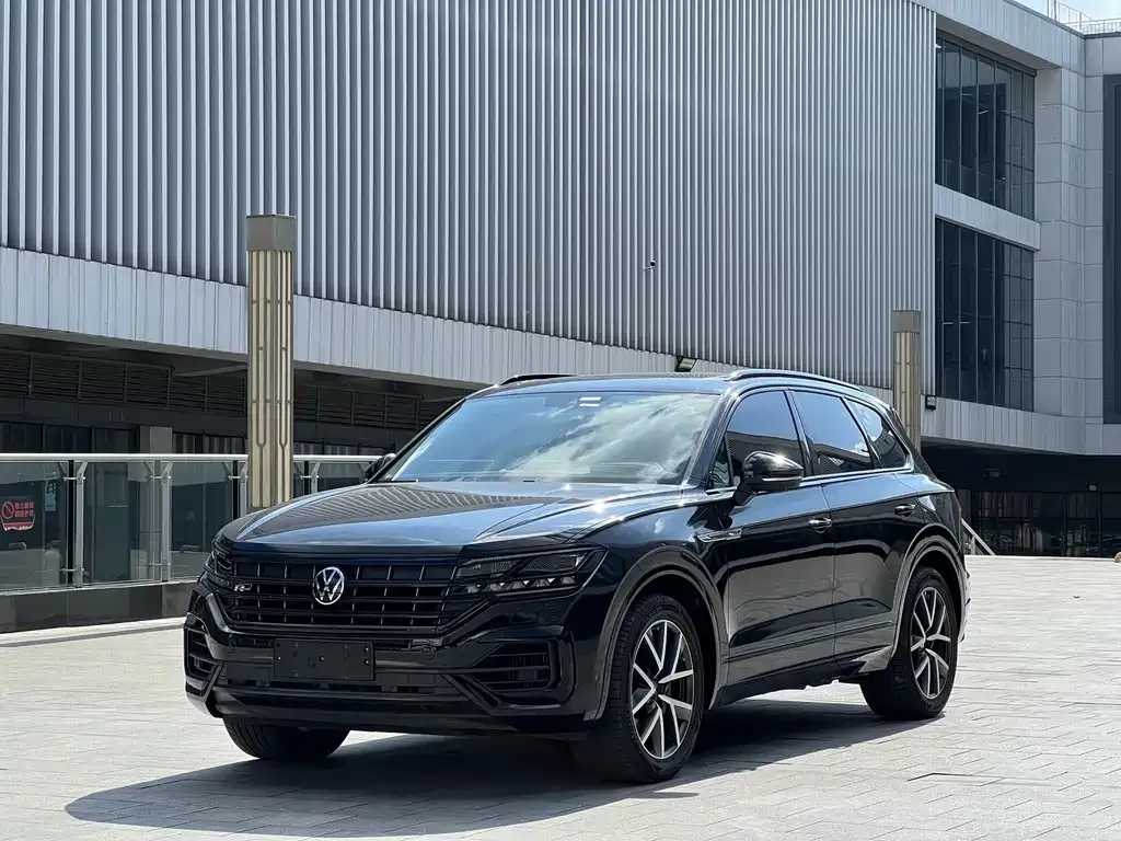 Volkswagen Touareg — фото 1