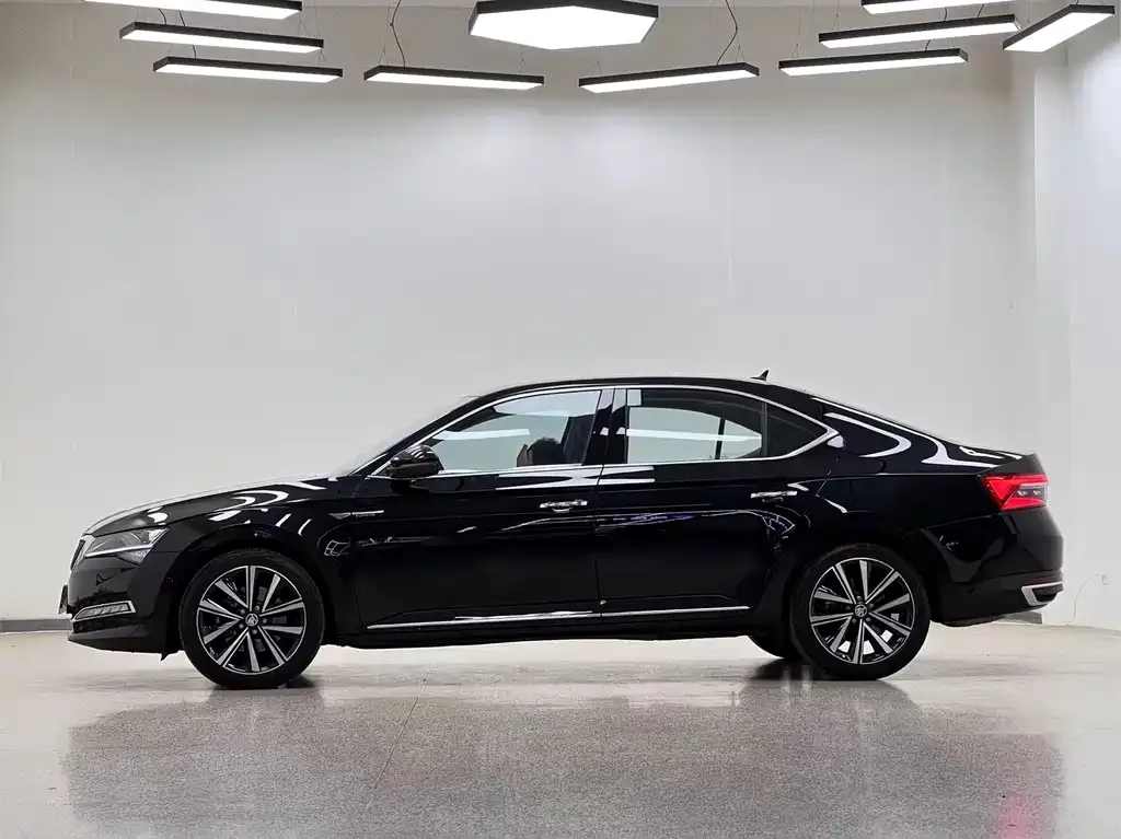 Skoda Superb — фото 2