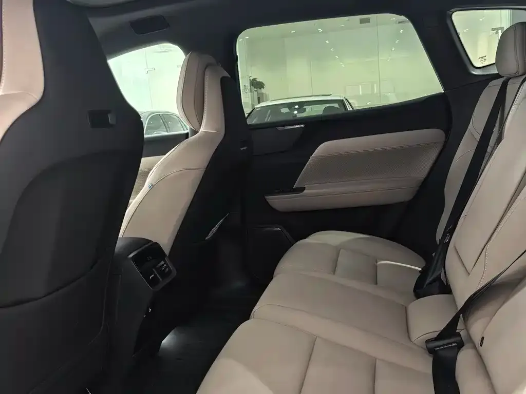 Volvo XC70 Plug-in Hybrid 2025 из CN, фото 3