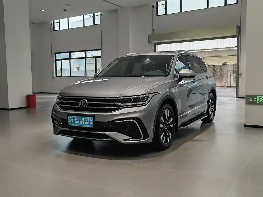Volkswagen Tiguan L — фото 1