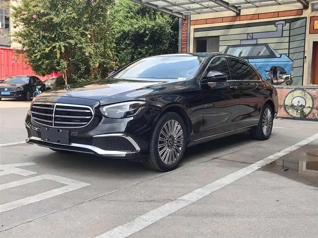Mercedes-Benz E-Class — фото 1