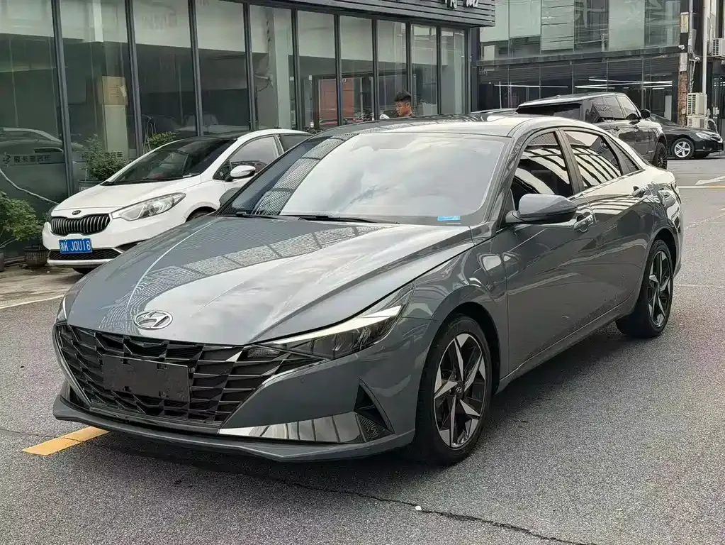 Hyundai Elantra — фото 1