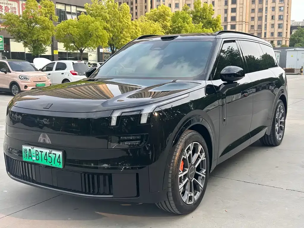 Lynk & Co 900