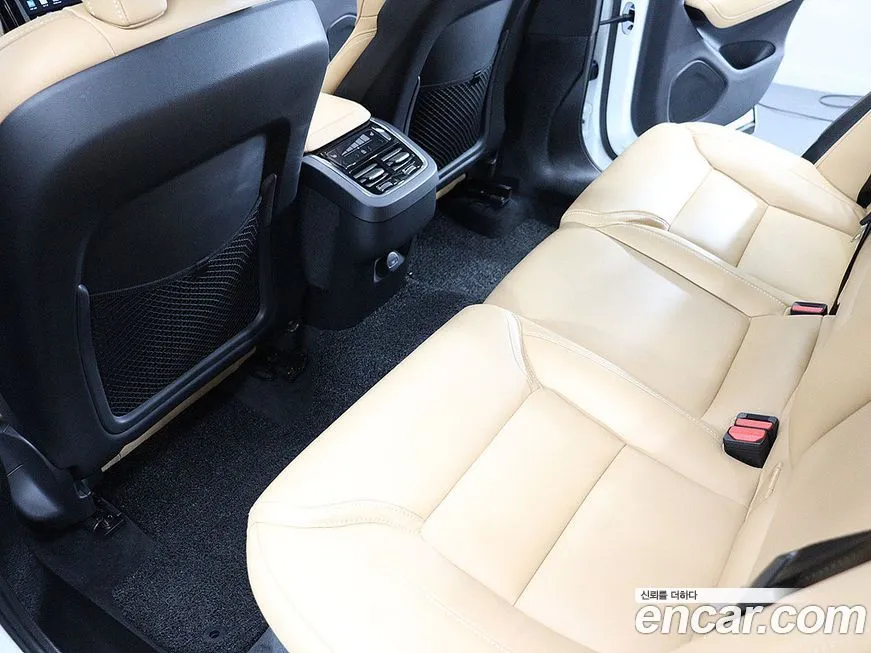 Volvo XC60 — фото 10