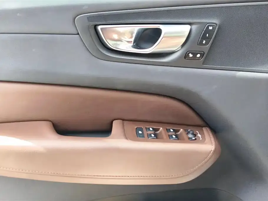 Volvo XC60 — фото 7
