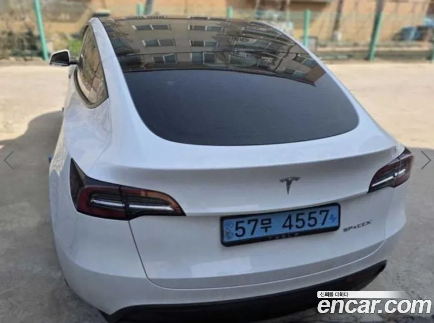 Tesla Model Y — фото 1