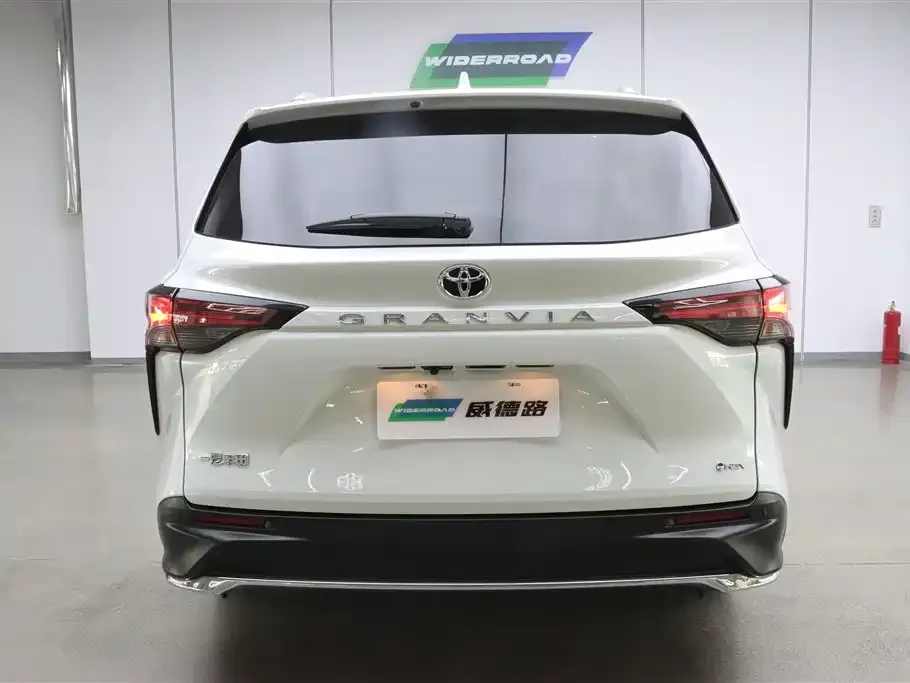 Toyota Granvia — фото 6