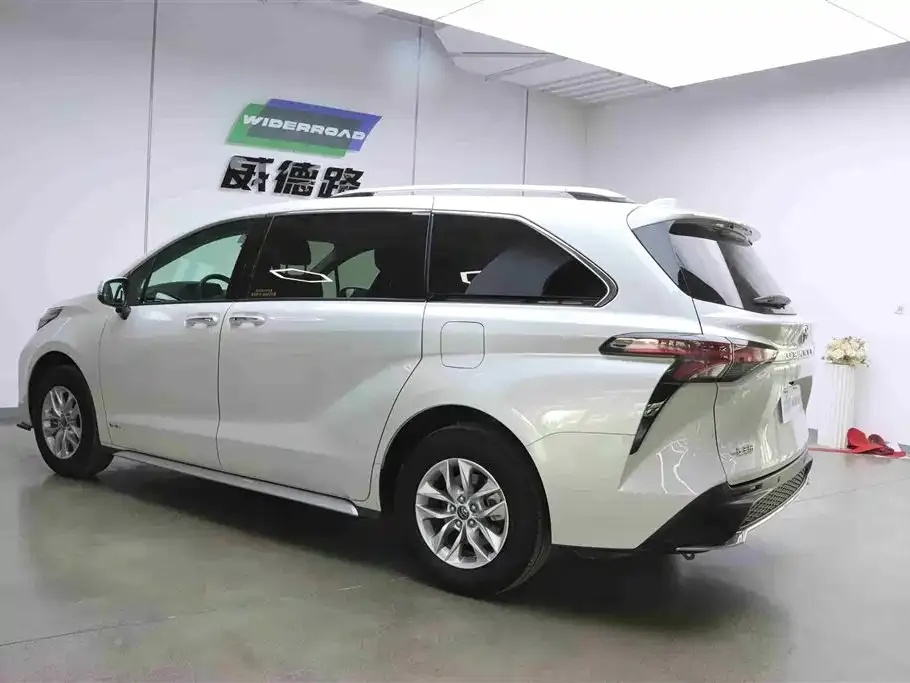 Toyota Granvia — фото 4