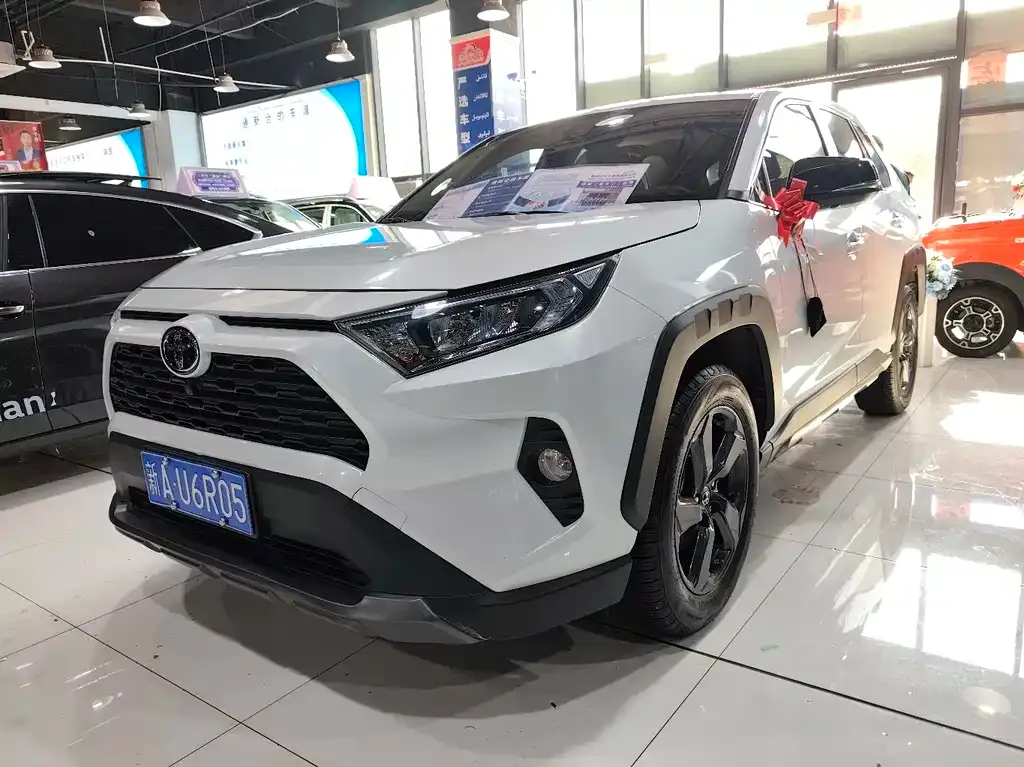 Toyota RAV4 — фото 1