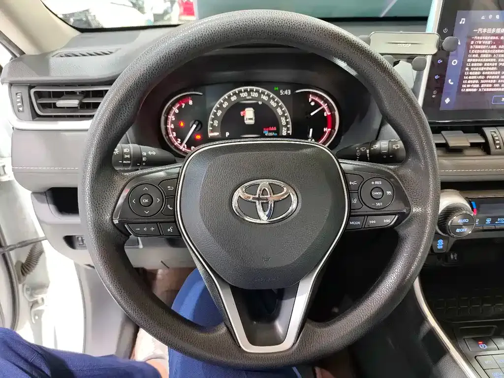 Toyota RAV4 — фото 7