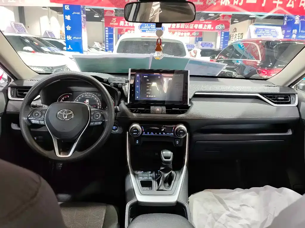 Toyota RAV4 — фото 9