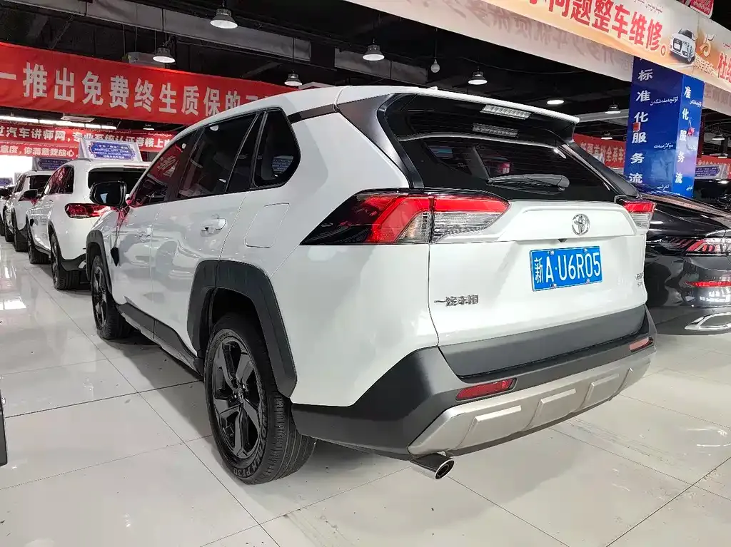 Toyota RAV4 — фото 10