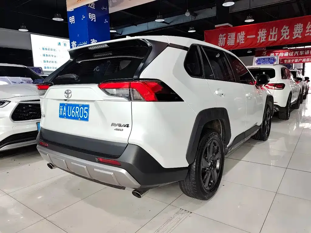 Toyota RAV4 — фото 8