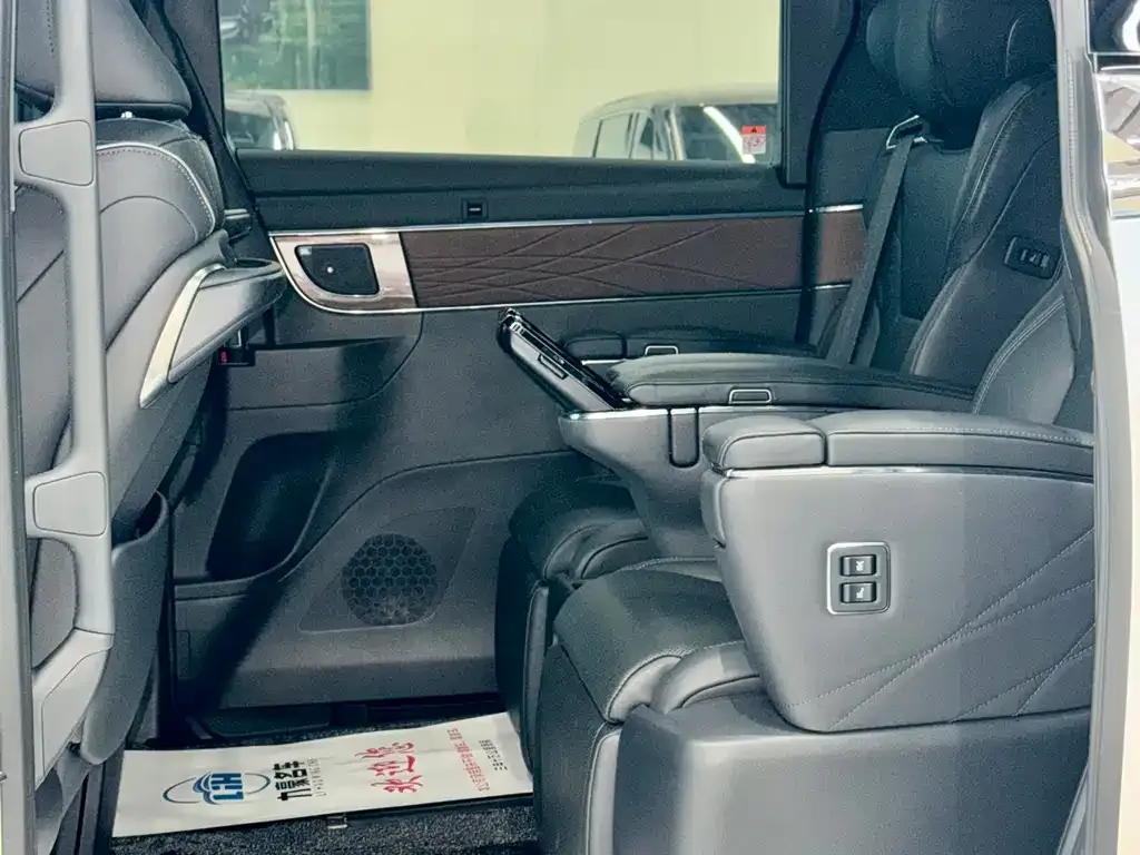 Toyota Vellfire — фото 10