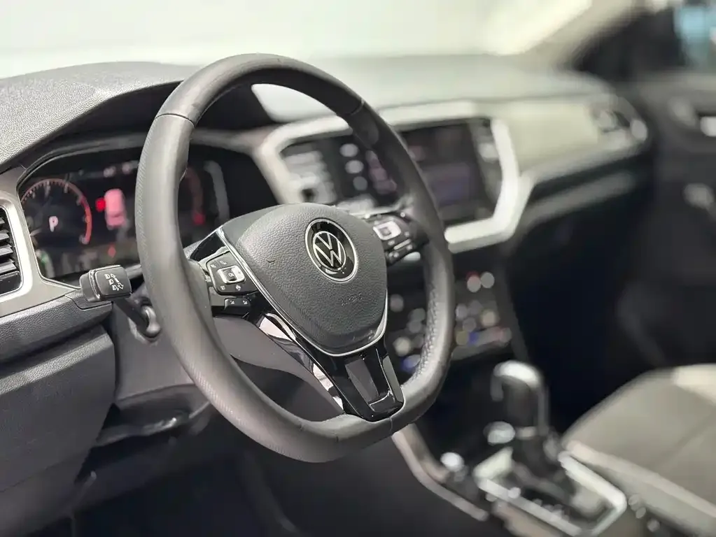 Volkswagen T-Roc — фото 6