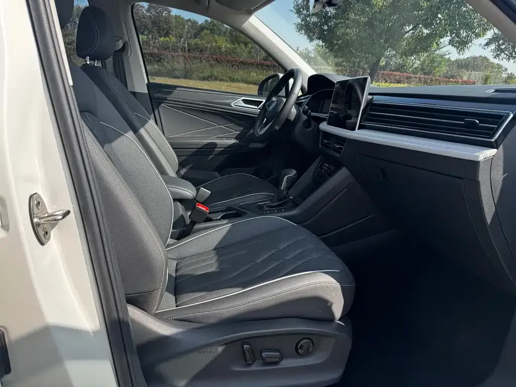 Volkswagen Tiguan L — фото 2