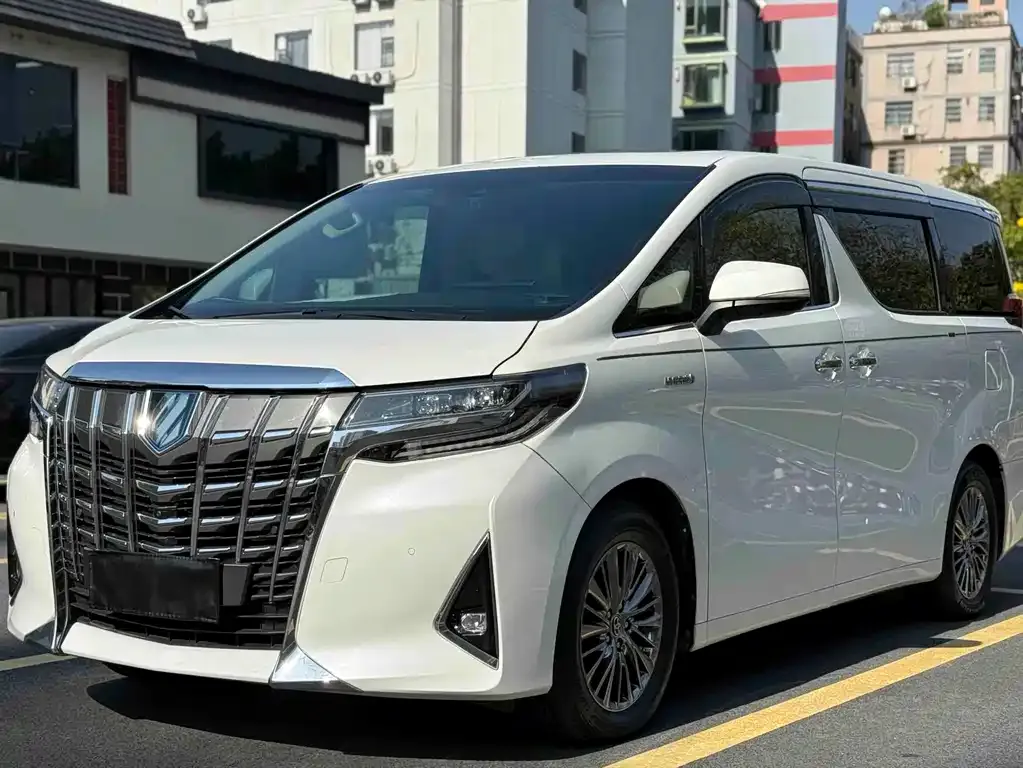 Toyota Alphard — фото 1