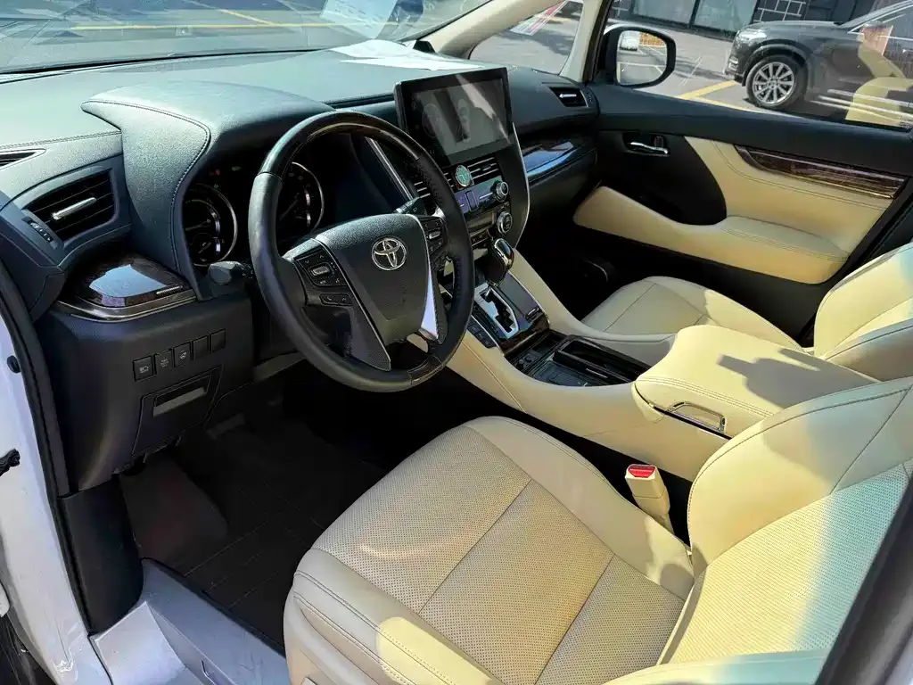 Toyota Alphard — фото 4