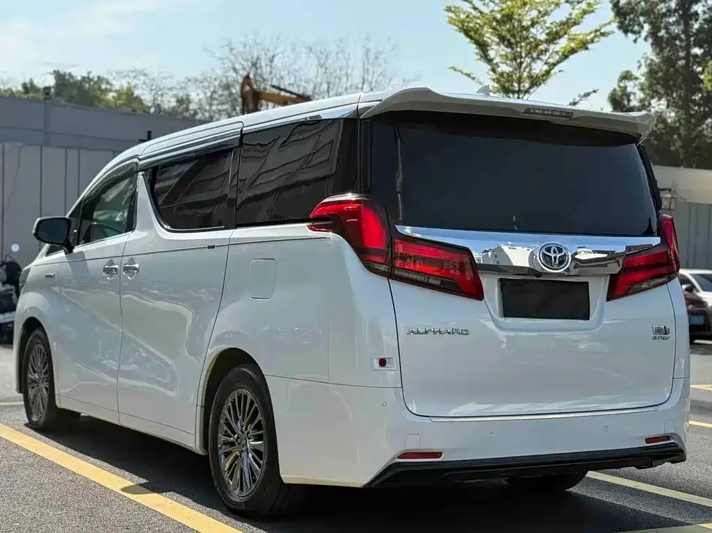 Toyota Alphard — фото 8