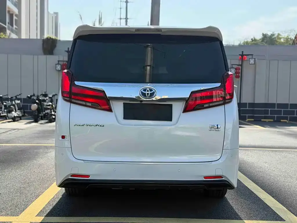 Toyota Alphard — фото 2
