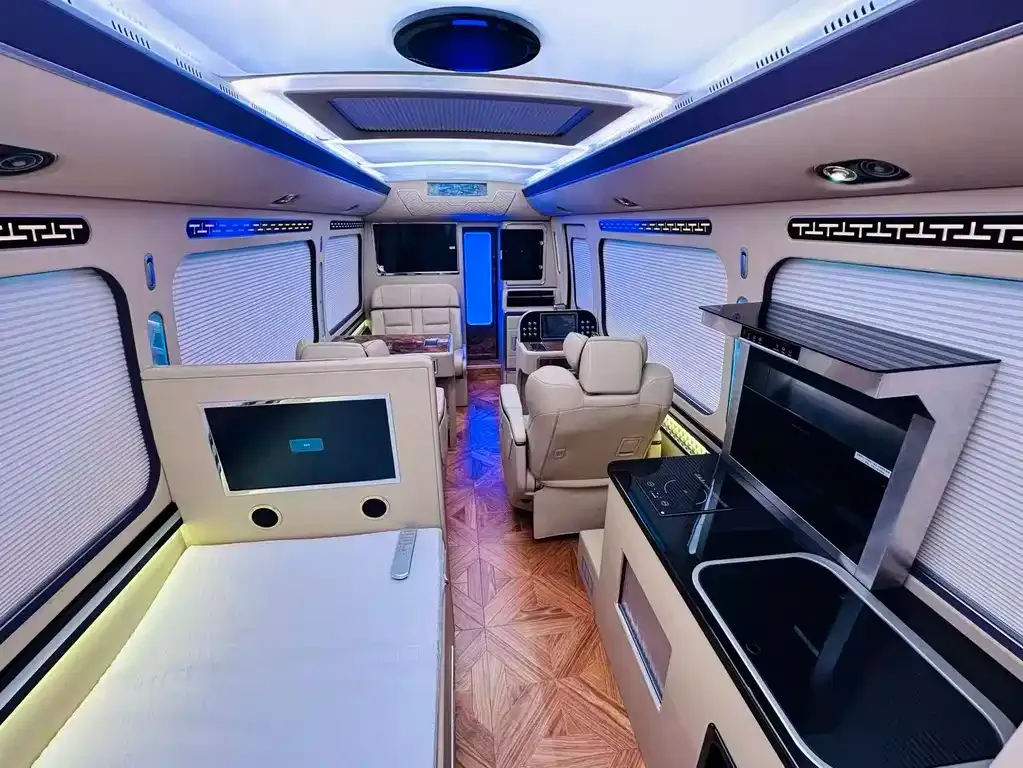 Toyota Coaster 2023 из CN, фото 2