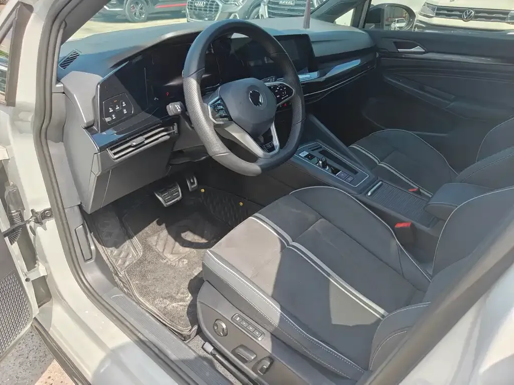 Volkswagen Golf 2023 из CN, фото 3