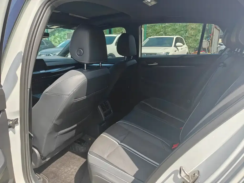 Volkswagen Golf 2023 из CN, фото 2