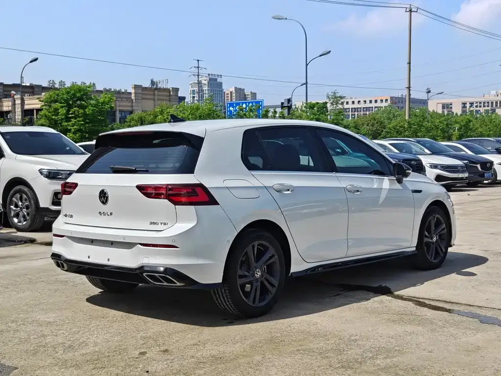 Volkswagen Golf 2023 из CN, фото 8