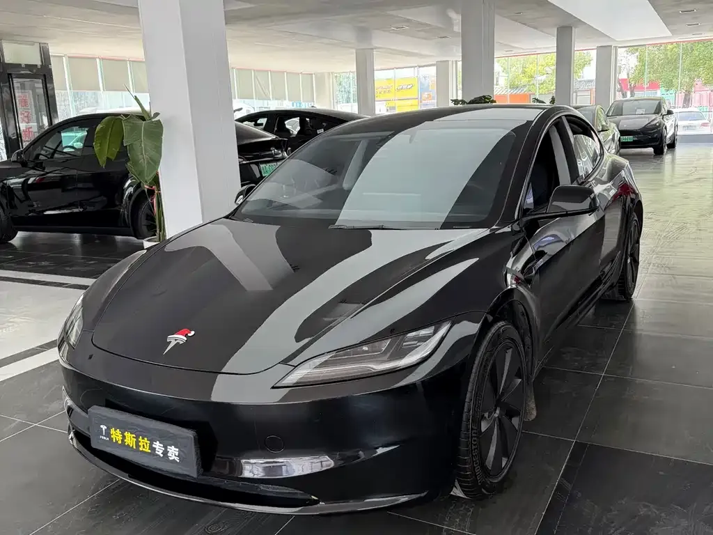 Tesla Model 3 — фото 1
