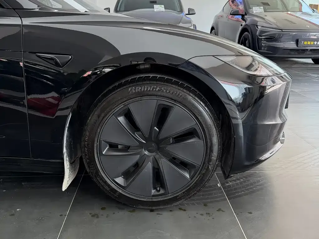 Tesla Model 3 — фото 4