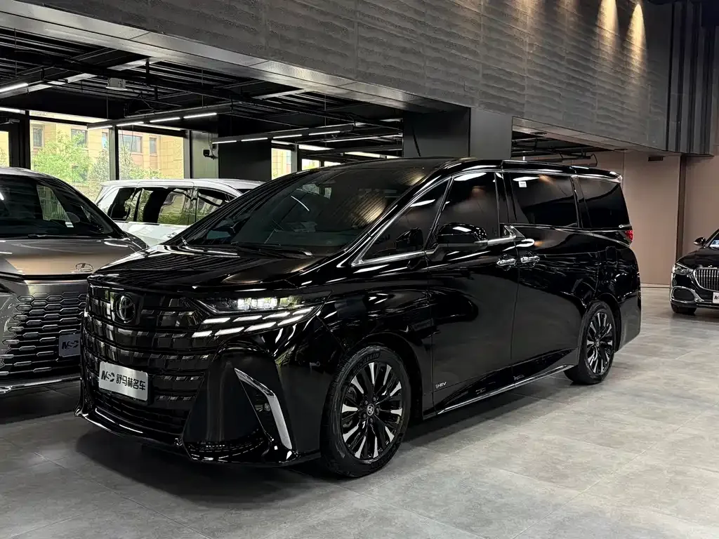 Toyota Alphard — фото 1
