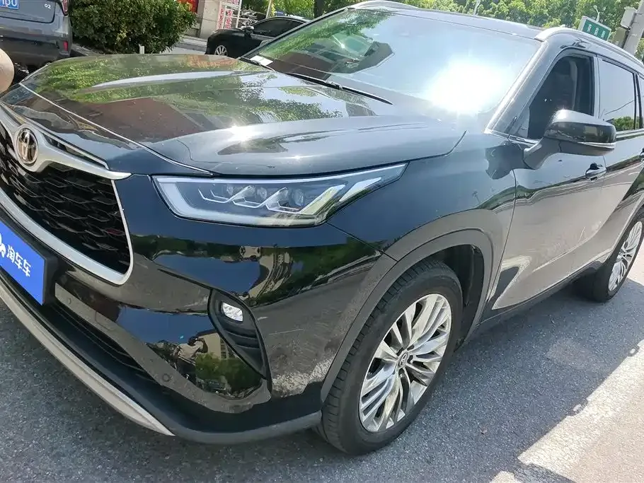 Toyota Highlander — фото 1