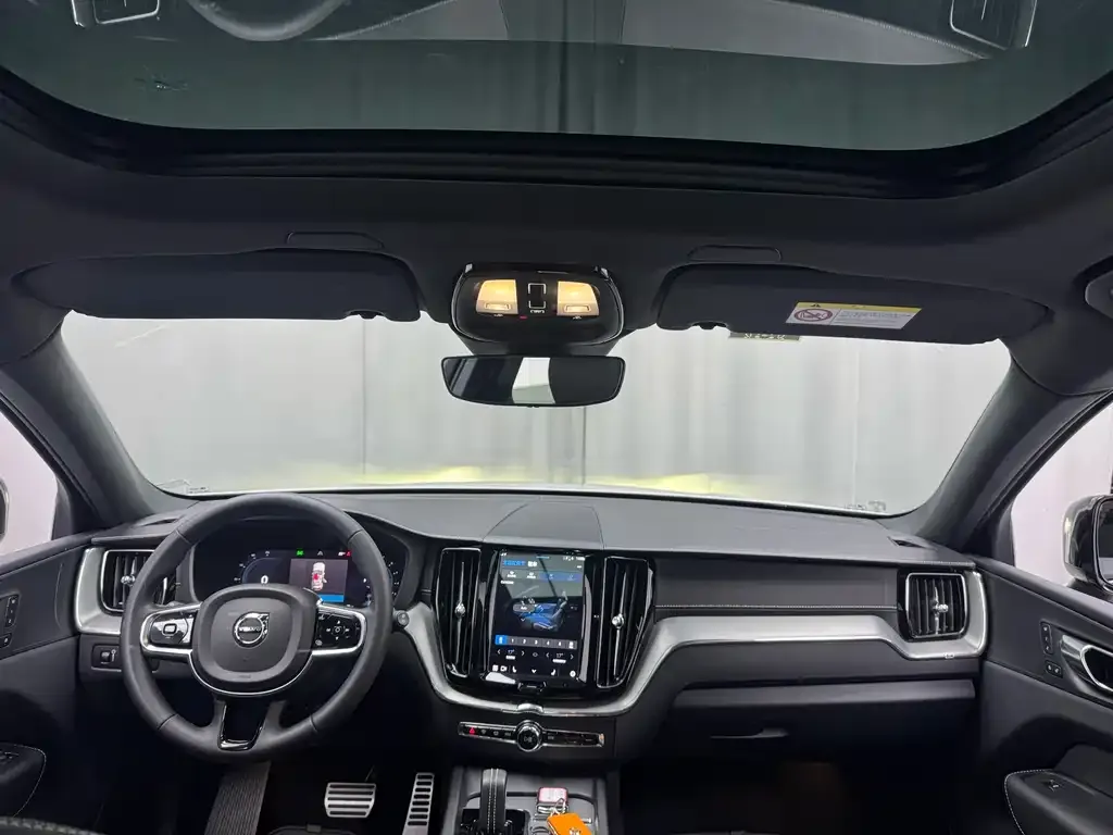 Volvo XC60 — фото 10