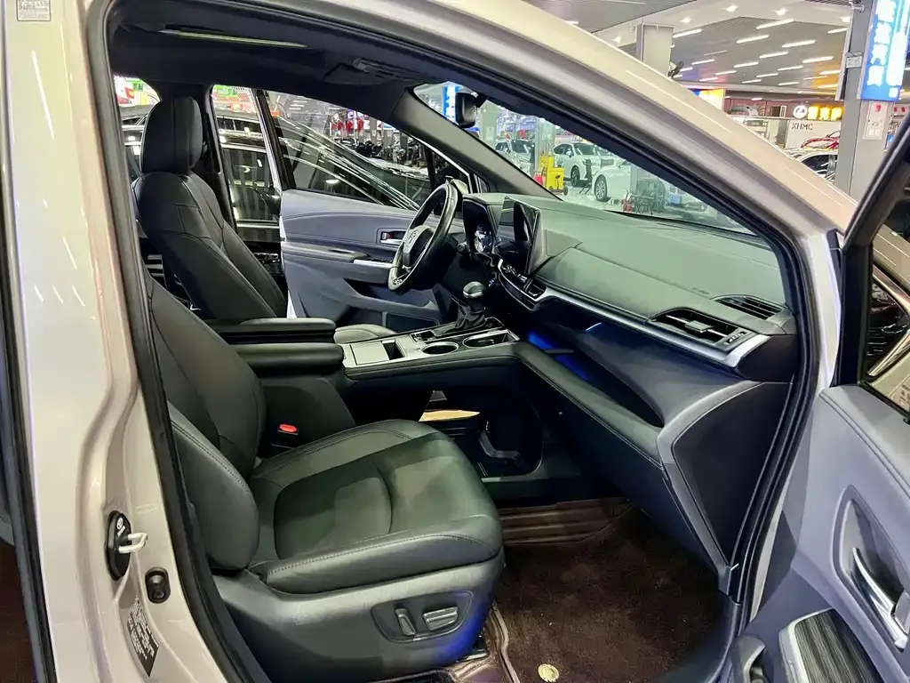 Toyota Sienna — фото 9