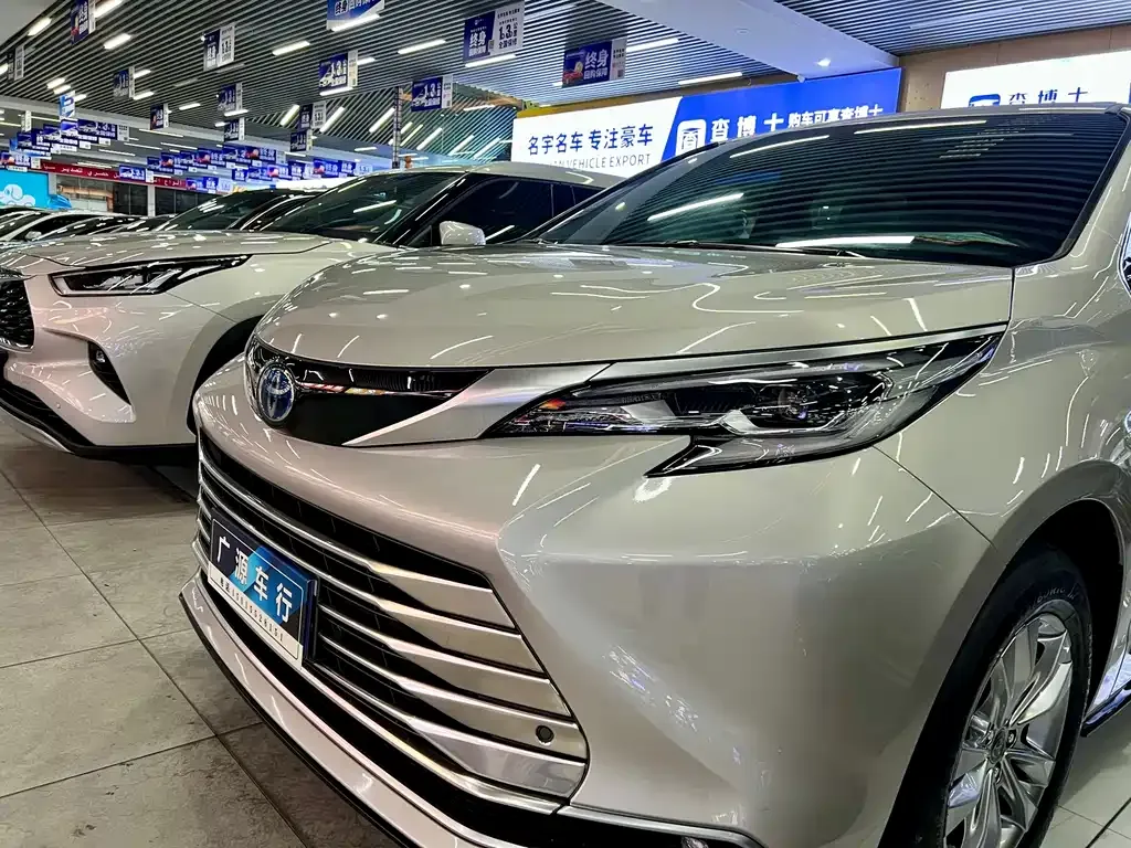Toyota Sienna — фото 4