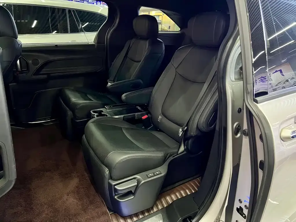 Toyota Sienna — фото 10