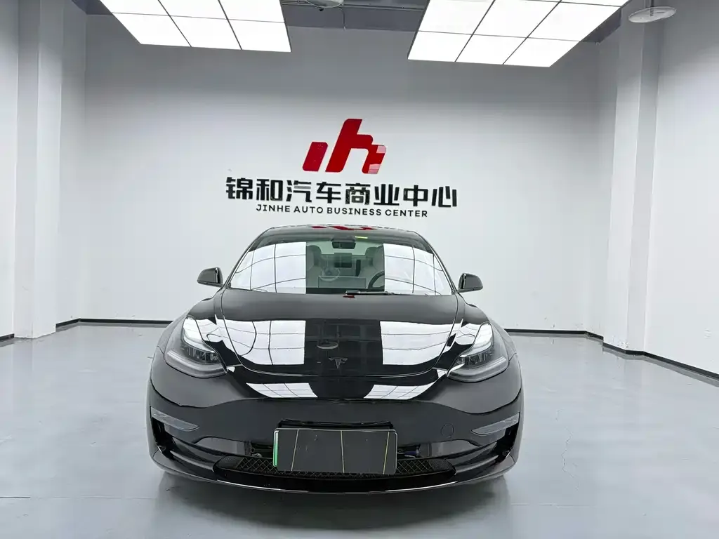 Tesla Model 3 — фото 1