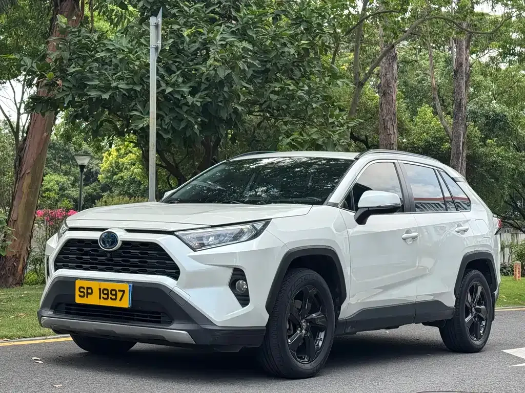 Toyota RAV4 — фото 1
