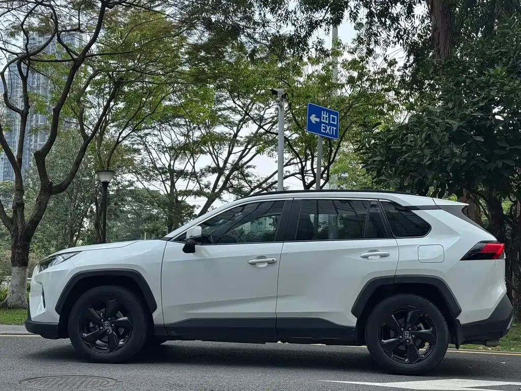 Toyota RAV4 — фото 10