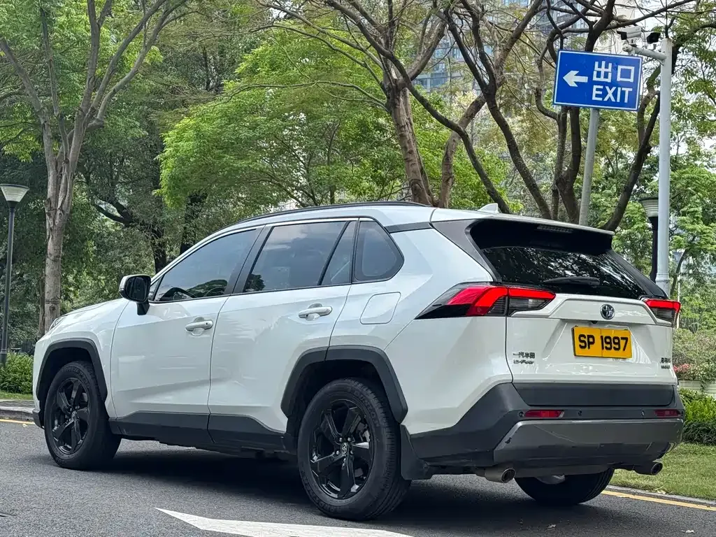 Toyota RAV4 — фото 9