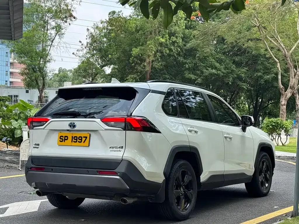 Toyota RAV4 — фото 6
